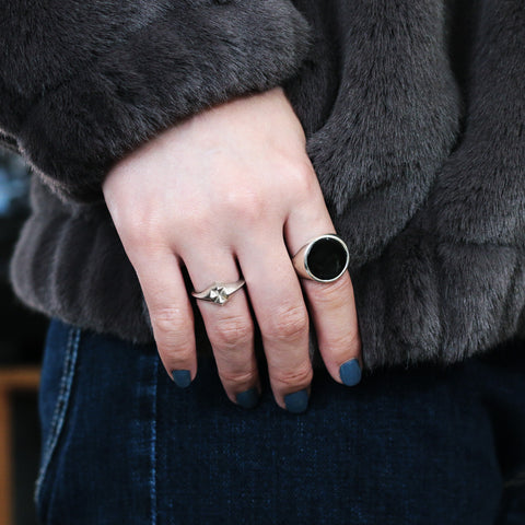 ブラック オニキス カボション シグネット リング | Black onyx cabochon signet ring