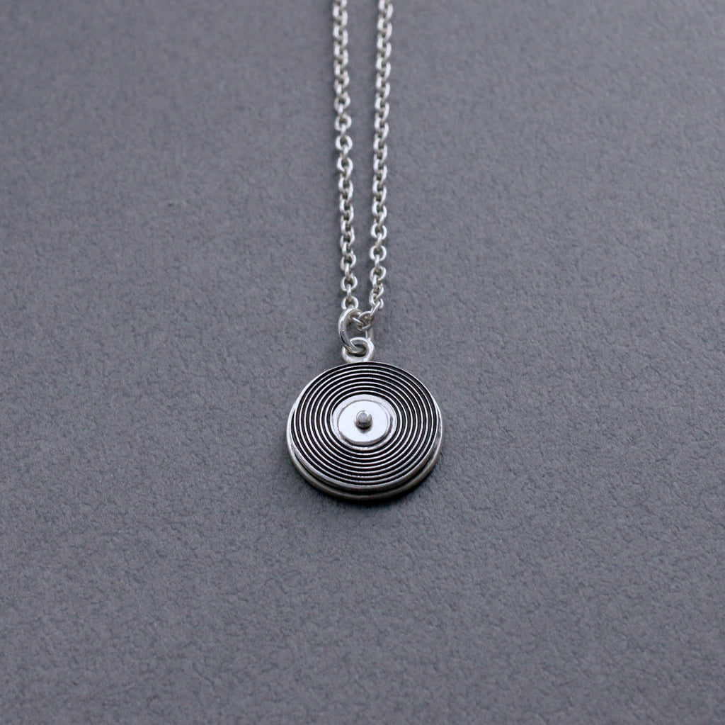 レコード ネックレス R | Vinyl record necklace R