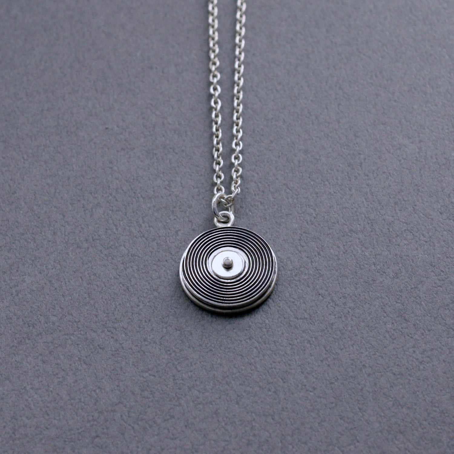 レコード ネックレス R | Vinyl record necklace R