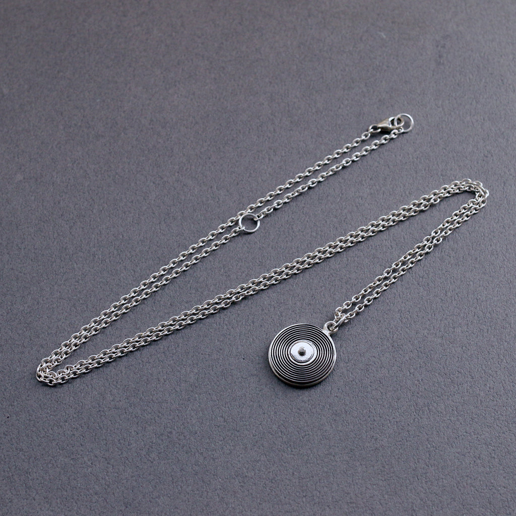 レコード ネックレス R | Vinyl record necklace R