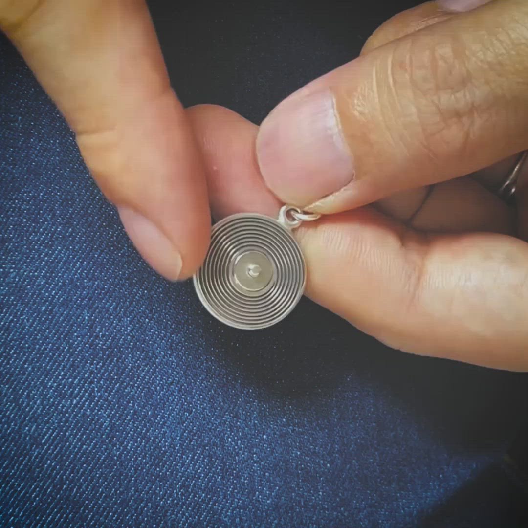 レコード ネックレス R | Vinyl record necklace R