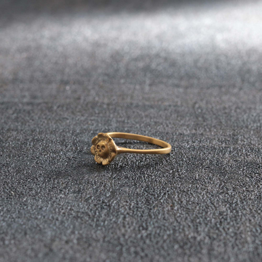 スカル アンド フラワー リング — 11号 マット K18メッキ（サンプル品） | Skull and flower ring — #11, matte finish, 18K gold plated