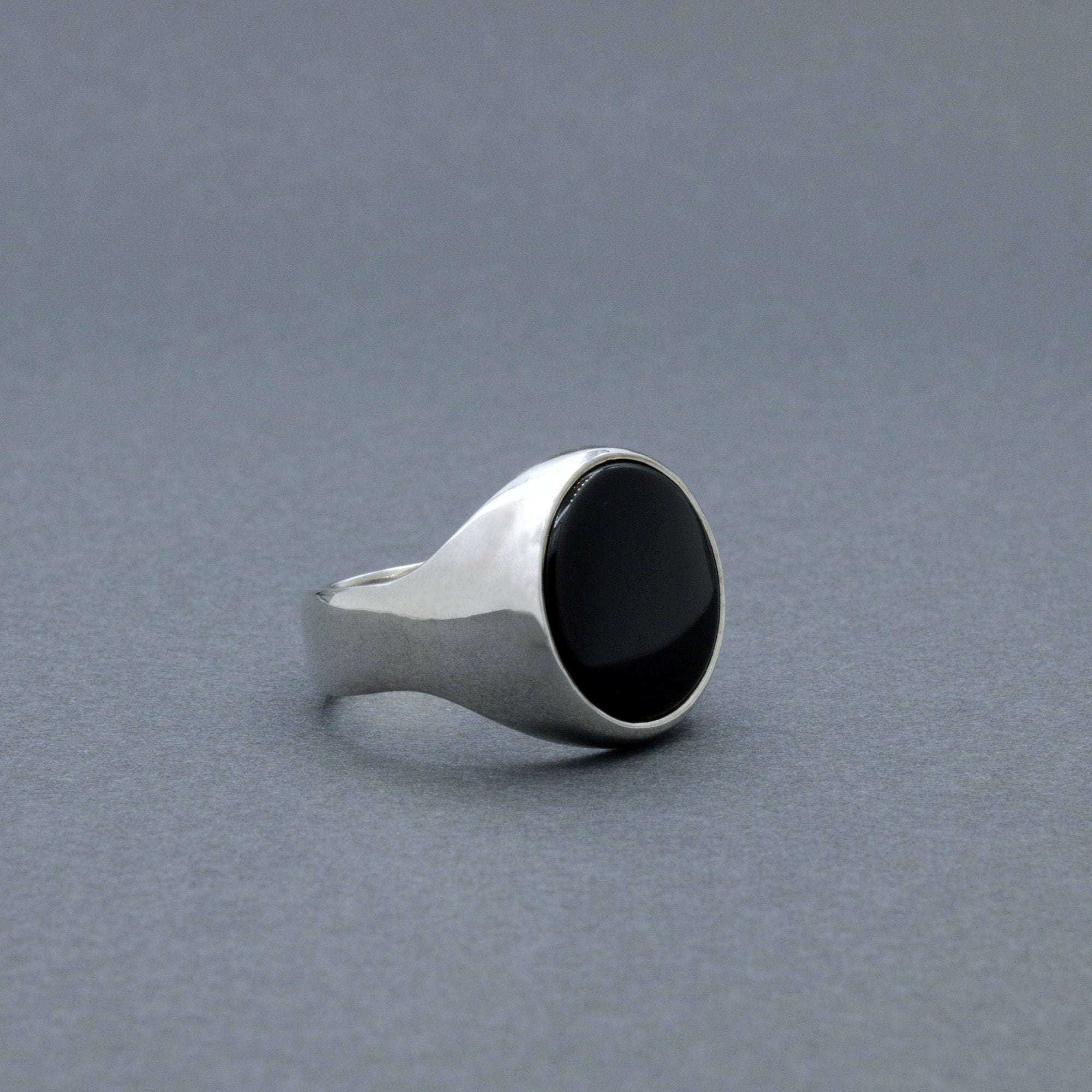 ブラック オニキス カボション シグネット リング | Black onyx cabochon signet ring