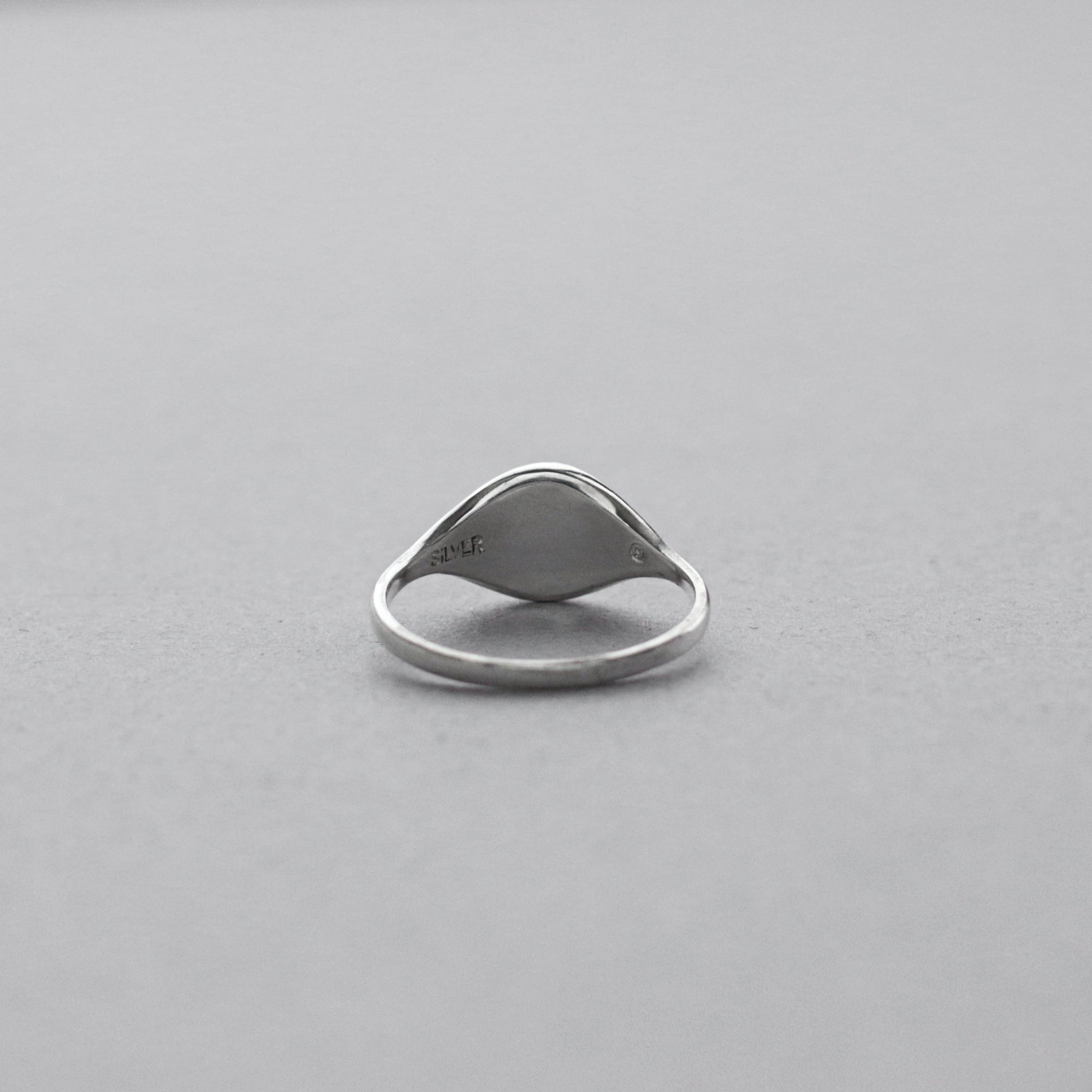 スリム オーバル シグネット リング | Slim oval signet ring