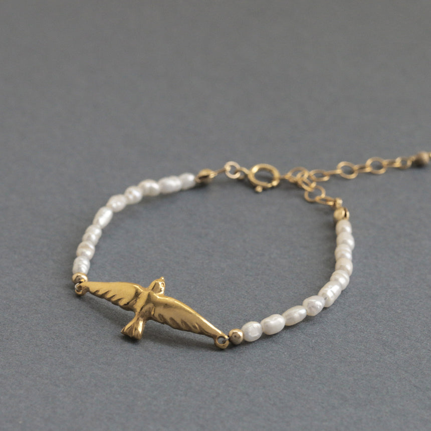 ツバメとバロックパールのブレスレット — K14ゴールドメッキ | Swallow and Baroque Pearl Bracelet — 14K Gold Plating