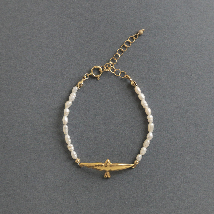 ツバメとバロックパールのブレスレット — K14ゴールドメッキ | Swallow and Baroque Pearl Bracelet — 14K Gold Plating